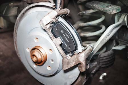 Замена тормозных колодок и дисков VW PASSAT в Омске